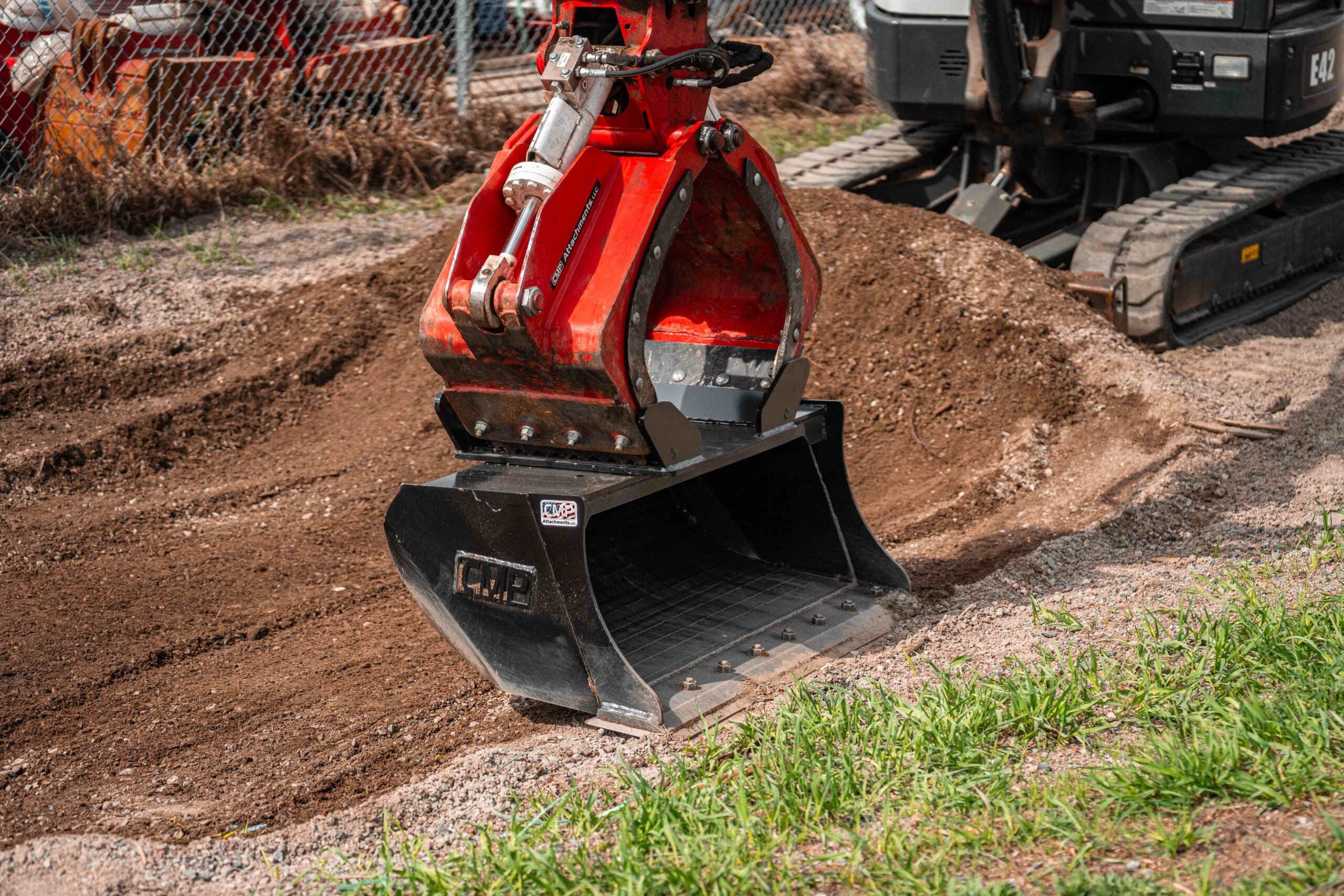 EXCAVATOR TALON GRAB MOUNT BUCKET - Schweitzer Farms and Sales