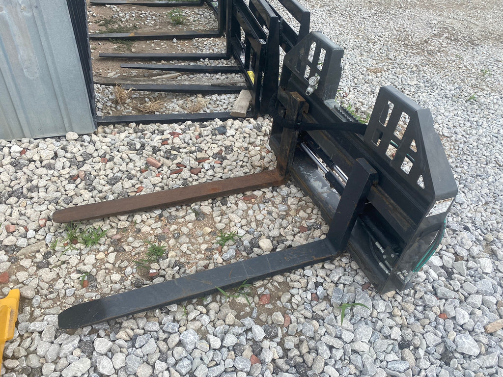 HYDRAULIC WALK THRU PALLET FORKS 4000 LBS CAPACITY | Schweitzer Farms and Sales