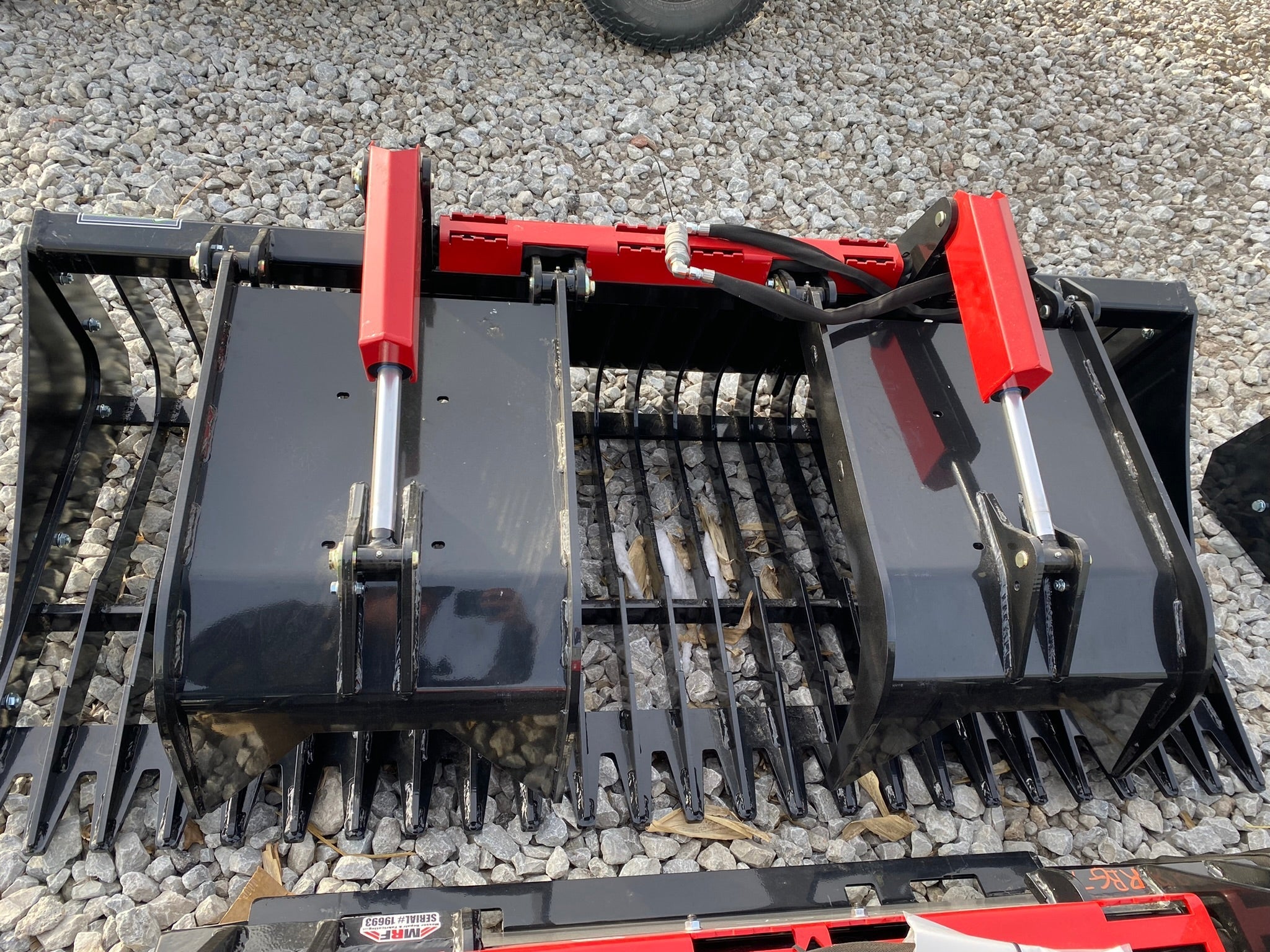 ROCK/BRUSH BUCKET GRAPPLE MESSER ATTACHMENTS
